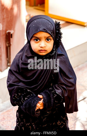 Une jeune fille portant un hijab omanais, Muttrah Souk (Al) Dhalam, Muscat, Sultanat d'Oman Banque D'Images