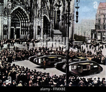 L'occupation alliée de la Rhénanie 1918 - 1930, chars britanniques devant la cathédrale de Cologne, décembre 1921, photo colorée, carte à cigarettes, série 'Die Nachkriegszeit',', 1935, droits additionnels-Clearences-non disponible Banque D'Images