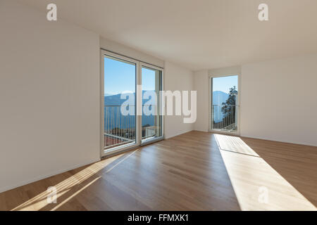 Intérieur d'un appartement moderne, salle vide et vue depuis les fenêtres Banque D'Images