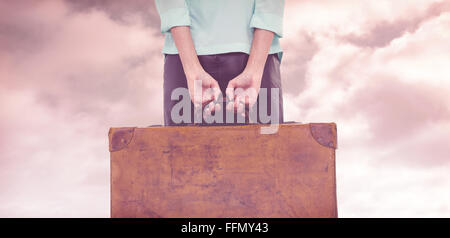 Libre de hipster woman holding suitcase Banque D'Images
