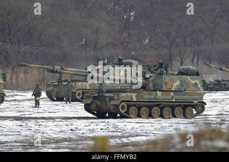 16 février 2016 - Paju, Gyeonggi, en Corée du sud-coréen - K-9 de l'armée d'obusiers automoteur et K1A1 Les citernes se déplaçant avec les positions au cours de l'exercice annuel, à Paju, Corée du Sud, près de la frontière avec la Corée du Nord. Le président sud-coréen Park Geun-hye a averti mardi que la Corée du Nord fait face à l'effondrement si ce n'est pas abandonner son programme nucléaire, une bombe est particulièrement forte en travers qui risque d'exaspérer Pyongyang. (Crédit Image : © Zuma Zuma Press via Wire) Banque D'Images