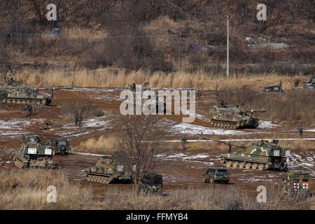 16 février 2016 - Paju, Gyeonggi, en Corée du sud-coréen - K-9 de l'armée d'obusiers automoteur et K1A1 Les citernes se déplaçant avec les positions au cours de l'exercice annuel, à Paju, Corée du Sud, près de la frontière avec la Corée du Nord. Le président sud-coréen Park Geun-hye a averti mardi que la Corée du Nord fait face à l'effondrement si ce n'est pas abandonner son programme nucléaire, une bombe est particulièrement forte en travers qui risque d'exaspérer Pyongyang. (Crédit Image : © Zuma Zuma Press via Wire) Banque D'Images