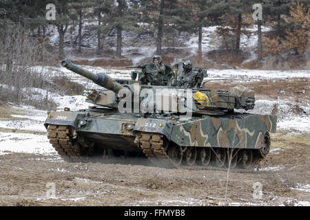 16 février 2016 - Paju, Gyeonggi, en Corée du sud-coréen - K-9 de l'armée d'obusiers automoteur et K1A1 Les citernes se déplaçant avec les positions au cours de l'exercice annuel, à Paju, Corée du Sud, près de la frontière avec la Corée du Nord. Le président sud-coréen Park Geun-hye a averti mardi que la Corée du Nord fait face à l'effondrement si ce n'est pas abandonner son programme nucléaire, une bombe est particulièrement forte en travers qui risque d'exaspérer Pyongyang. (Crédit Image : © Zuma Zuma Press via Wire) Banque D'Images