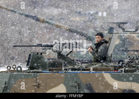 16 février 2016 - Paju, Gyeonggi, en Corée du sud-coréen - K-9 de l'armée d'obusiers automoteur et K1A1 Les citernes se déplaçant avec les positions au cours de l'exercice annuel, à Paju, Corée du Sud, près de la frontière avec la Corée du Nord. Le président sud-coréen Park Geun-hye a averti mardi que la Corée du Nord fait face à l'effondrement si ce n'est pas abandonner son programme nucléaire, une bombe est particulièrement forte en travers qui risque d'exaspérer Pyongyang. (Crédit Image : © Zuma Zuma Press via Wire) Banque D'Images