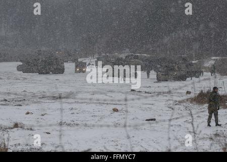 16 février 2016 - Paju, Gyeonggi, en Corée du sud-coréen - K-9 de l'armée d'obusiers automoteur et K1A1 Les citernes se déplaçant avec les positions au cours de l'exercice annuel, à Paju, Corée du Sud, près de la frontière avec la Corée du Nord. Le président sud-coréen Park Geun-hye a averti mardi que la Corée du Nord fait face à l'effondrement si ce n'est pas abandonner son programme nucléaire, une bombe est particulièrement forte en travers qui risque d'exaspérer Pyongyang. (Crédit Image : © Zuma Zuma Press via Wire) Banque D'Images