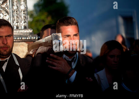 Porteurs d'images religieuses portent une Vierge du Carmen sculpture pendant la semaine de Pâques en Prado del Rey, Cadix, Andalousie, Espagne Banque D'Images