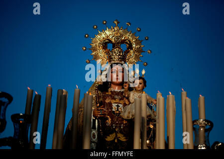 L'image de la Vierge du Carmel est affiché lors d'une procession de la Semaine Sainte en Prado del Rey, la province de Cádiz, Andalousie, Espagne Banque D'Images