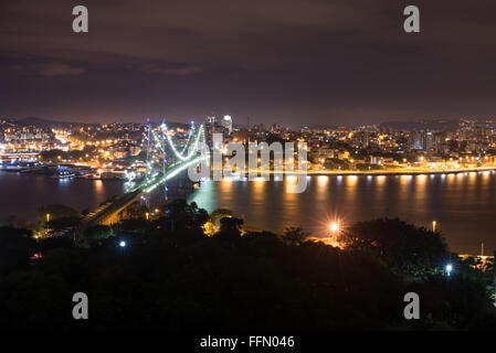 L'aéroport international Hercilio Luz Bridge at night à Florianopolis, Santa Catarina - Brésil. Banque D'Images