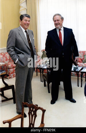 Washington, District de Columbia, Etats-Unis. 12Th Jan, 2010. Le président des États-Unis Ronald Reagan parle avec le juge Robert H. Bork, son représentant d'être juge de la Cour suprême des États-Unis de remplacer Louis Powell, dans la résidence de la Maison Blanche dans l'après-midi du vendredi 9 octobre 1987.Crédit obligatoire : Pete Souza - White House via CNP © Pete Souza/CNP/ZUMA/Alamy Fil Live News Banque D'Images