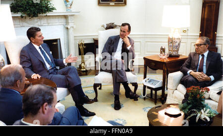 Washington, District de Columbia, Etats-Unis. Jan 9, 2010. Le président des États-Unis Ronald Reagan répond à l'ancien secrétaire d'Etat Dr. Henry Kissinger dans le bureau ovale le lundi 25 juillet 1983. Sur la photo, dans le sens horaire à partir de la gauche : Chef du personnel et assistant du président James A. Baker III, ; secrétaire d'État George Shultz, le président Reagan ; Vice-président George H. W. Bush ; et M. Kissinger.Mandatory Crédit : Michael Evans - White House via CNP © Michael Evans/CNP/ZUMA/Alamy Fil Live News Banque D'Images