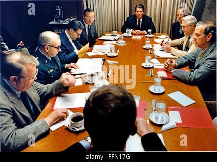 Le 6 janvier, 2010 - Washington, District de Columbia, États-Unis d'Amérique - Etats-Unis Le Président Ronald Reagan examine la situation de Beyrouth avec ses conseillers de sécurité nationale dans un dimanche matin, 23 octobre, 1983 réunion dans la salle de situation. La droite de gauche à droite : Robert McFarlane, conseiller à la sécurité nationale désignée (dos à la caméra), Edwin Meese Conseiller du Président, le général John W. Vessey, chef d'état-major interarmées ; Caspar Weinberger, secrétaire de la Défense, Vice-président George H. W. Bush, le président Reagan, George Shultz, secrétaire d'État ; John McMahon, Vice-Di Banque D'Images