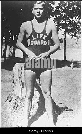 Lowell Park, Illinois, États-Unis. 10 janvier, 2002. Photographie de Ronald Reagan comme sauveteur, Lowell Park, Illinois, vers 1927. © White House/CNP/ZUMA/Alamy Fil Live News Banque D'Images