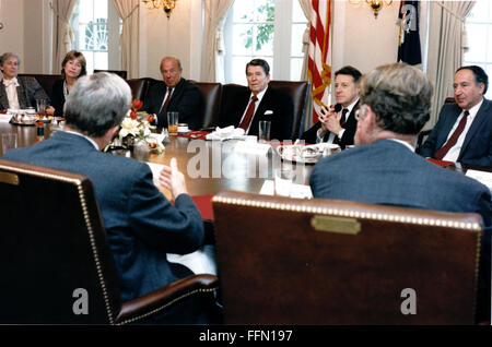 Washington, District de Columbia, Etats-Unis. 22 Nov, 2009. Le président des États-Unis, Ronald Reagan se réunit le jeudi 7 novembre 1985 avec experts soviétiques pour un déjeuner dans la salle du Cabinet. De gauche à droite : l'Ambassadeur Rozanne Ridgway, Nina Turmarkin, Secrétaire d'Etat américain, George Shultz, le président Reagan, le secrétaire américain à la défense, Caspar Weinberger, et Richard Pipes.Crédit obligatoire : Pete Souza - White House via CNP © Pete Souza/CNP/ZUMA/Alamy Fil Live News Banque D'Images