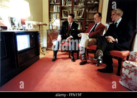 Washington, District de Columbia, Etats-Unis. 11Th Jan, 2010. Le président des États-Unis, Ronald Reagan, à gauche, est rejoint par Vice-président des États-Unis George H. W. Bush, centre, et le sénateur américain Paul Laxalt (républicain du Nevada) comme il regarde la couverture médiatique des élections, le mardi 2 novembre 1982, dans la résidence de la Maison Blanche à Washington, DC.Mandatory Crédit : Michael Evans - White House via CNP © Michael Evans/CNP/ZUMA/Alamy Fil Live News Banque D'Images