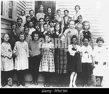 Usa. 10 janvier, 2002. Photographie de Ronald Reagan (deuxième ligne, d'abord à partir de la gauche) Photo de classe de troisième année ca.1919. © White House/CNP/ZUMA/Alamy Fil Live News Banque D'Images