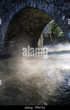 Mist rising from river Teign à Ashton,Devon.mist rising from river Teign à Ashton,Devon.L'arsenic des fosses dans le Teign Valley,Ashto Banque D'Images