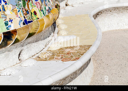 Détail d'un banc de la serpentine, le parc Guell, Barcelone, Espagne, 1900-1914. Banque D'Images