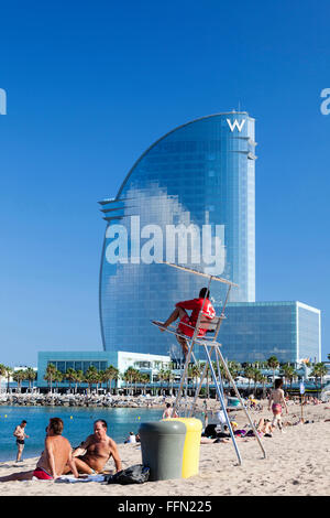 Le W Barcelona hotel et plage de la Barceloneta, Barcelone, Catalogne, Espagne. Banque D'Images