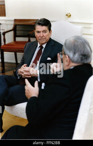 Washington, District de Columbia, Etats-Unis. 10 janvier, 2010. Le président des États-Unis Ronald Reagan à l'écoute de Vernon Walters, Ambassadeur des États-Unis à l'Organisation des Nations Unies, à une discussion concernant la réponse des alliés européens à la Jamahiriya l'incident dans le bureau ovale de la Maison Blanche à Washington, DC, le jeudi matin, le 17 avril 1986 : le projet de loi de crédit obligatoire.Fitz-Patrick - White House via CNP © Bill Fitz-Patrick/CNP/ZUMA/Alamy Fil Live News Banque D'Images