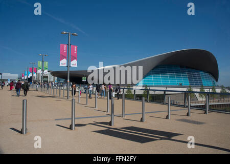 Le Parvis du centre aquatique conçue par Zaha Hadid et entrée à la Queen Elizabeth Olympic Park London Stratford Banque D'Images