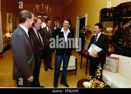 Washington, District de Columbia, Etats-Unis. Jan 9, 2010. Le président des États-Unis Ronald Reagan accueille les visiteurs à la Maison Blanche résidence le lundi, Avril 13, 1981 alors qu'il se remet de la tentative d'assassinat de mars 31,1981. De gauche à droite : James A. Baker III, ; Edwin Meese, Vice-président George H. W. Bush, le président Reagan et le secrétaire américain à la défense, Caspar Weinberger.Mandatory Crédit : Michael Evans - White House via CNP © Michael Evans/CNP/ZUMA/Alamy Fil Live News Banque D'Images