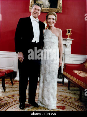 Washington, District de Columbia, Etats-Unis. Jan 11, 2003. Première photo du président américain Ronald Reagan et de la Première dame Nancy Reagan prises dans la Salle Rouge à la Maison Blanche à Washington, DC avant d'assister à la séance inaugurale Balls le mardi 20 janvier 1981. Crédit obligatoire : Michael Evans - White House via CNP © Michael Evans/CNP/ZUMA/Alamy Fil Live News Banque D'Images