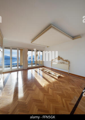 L'intérieur d'une chambre, salle vide avec tête, parquet et murs blancs Banque D'Images