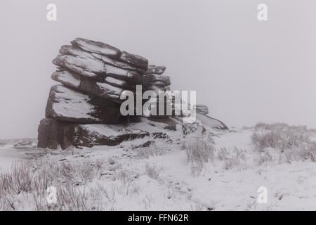 Peu Mis Tor sur le parc national du Dartmoor est recouverte de neige pendant le big freeze au Royaume-Uni. Banque D'Images