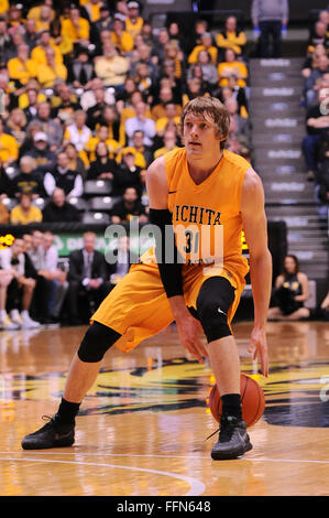 Wichita, Kansas, États-Unis. Feb 15, 2016. Wichita State Shockers guard Ron Baker (31) s'occupe de la balle pendant le jeu de basket-ball de NCAA entre le New Mexico State Aggies et le Wichita State Shockers à Charles Koch Arena de Wichita, Kansas. Kendall Shaw/CSM/Alamy Live News Banque D'Images