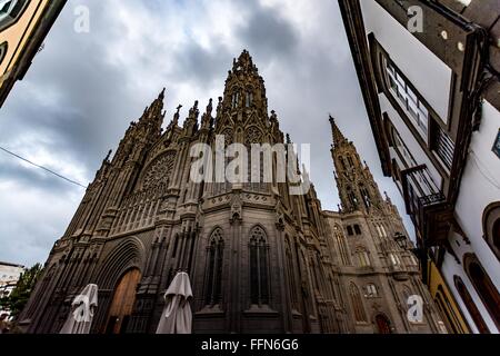 Cathédrale en Arucas (église de San Juan Bautista) sur un jour nuageux, Gran Canaria, Espagne Banque D'Images