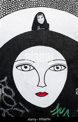 Street art peinture montrant deux femmes portant le voile islamique Banque D'Images