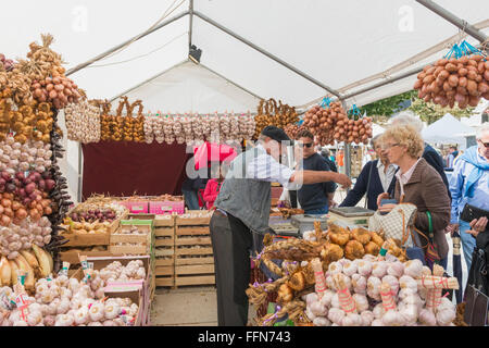 Gand échoppe de marché - l'oignon et l'ail vendeur dans la vieille ville de la rue du marché à Gand, Belgique, Europe Banque D'Images