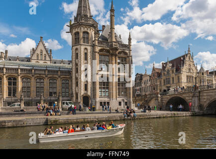 Gand, Belgique, Europe - les touristes dans un bateau d'excursion sur la rivière dans le quartier de la vieille ville de Gand Banque D'Images