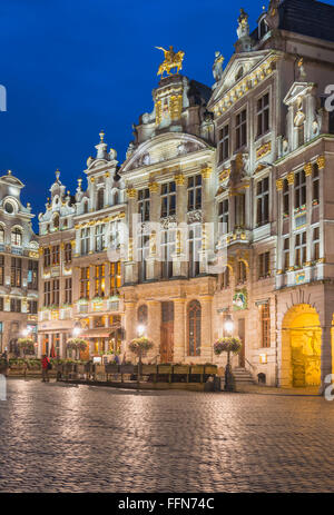 Dans la Grand Place de Bruxelles, Belgique, Europe la nuit Banque D'Images