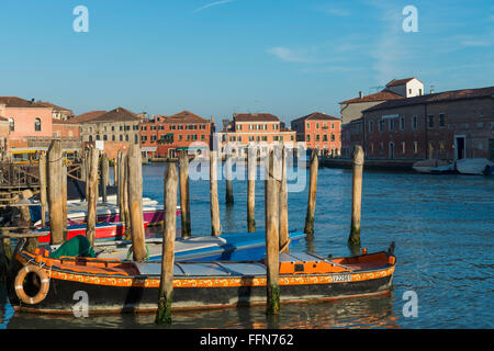 Bateaux amarrés à l'île de Murano, Venise, Italie, Europe Banque D'Images