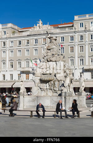 Les touristes à la fontaine sur la Piazza Unita d'Italia square, Trieste, Italie, Europe Banque D'Images