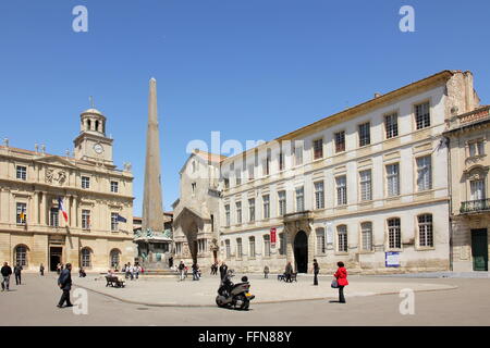 Géographie / voyages, France, Arles, Place de la République avec l'hôtel de ville, l'obélisque et de l'église Saint Trophime, Additional-Rights Clearance-Info-Not-Available- Banque D'Images