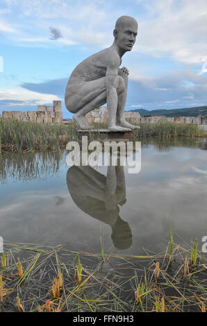 Sculpture géante dans le Teatro del Silenzio de Andrea Bocelli Banque D'Images