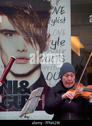 Un musicien ambulant fait de la musique sur une rue de Brighton Banque D'Images