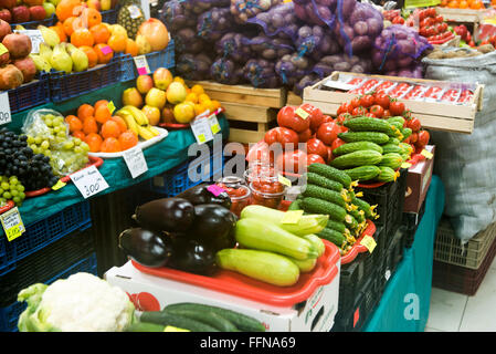 Les fruits et légumes sur le marché agraire compteur Banque D'Images