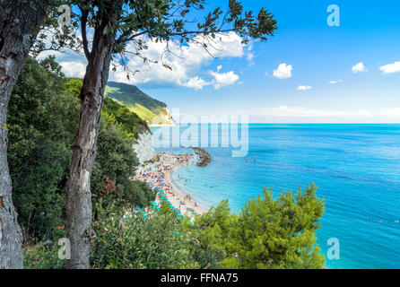 Le mont Conero Parc Naturel Regional Park et célèbre plage Urbani dans Sirolo, Italie. Banque D'Images