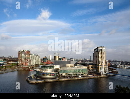 Vue aérienne de media city, Lowery théâtre à Salford Quays, Manchester, Angleterre. Banque D'Images