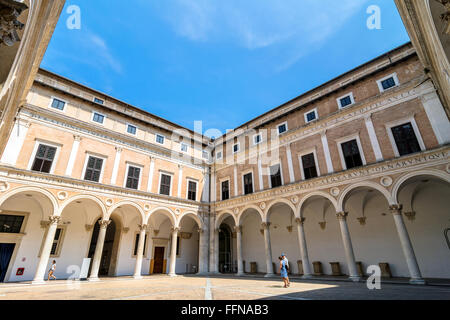 Palais Ducal cour avec les touristes à Urbino, Italie. Banque D'Images