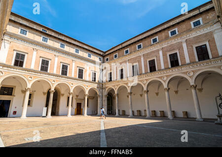 Palais Ducal cour avec les touristes à Urbino, Italie. Banque D'Images