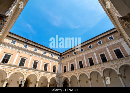 Palais Ducal cour avec les touristes à Urbino, Italie. Banque D'Images