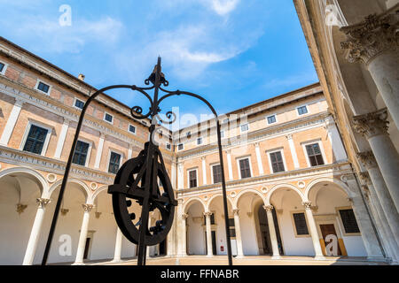 Palais Ducal cour avec les touristes à Urbino, Italie. Banque D'Images