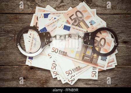 Les menottes sur les billets en euros, la corruption ou la corruption concept Banque D'Images