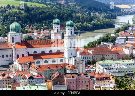 La Cathédrale St Stephan Passau Allemagne Vieille Ville vue aérienne, River Inn, Basse-Bavière, Europe Banque D'Images