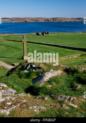 St Martin's C8e Cross et St Mary's C 13e chapelle vu depuis le site de St Columba's écrit-cabane sur Torr un Aba : Hill de l'Abbé, Argyll. Banque D'Images