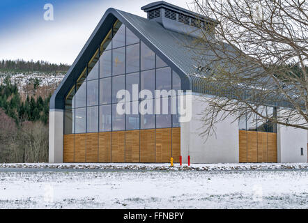 DALMUNACH UNE NOUVELLE ET MODERNE À la distillerie de whisky du SPEYSIDE ECOSSE CARRON DANS LA NEIGE LA SALLE PRINCIPALE AVEC DES ALAMBICS EN CUIVRE Banque D'Images